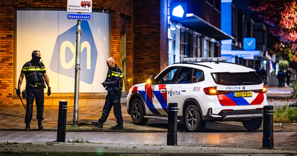 Jongeren steken vuurwerk af op straat in Puttershoek, politie grijpt in