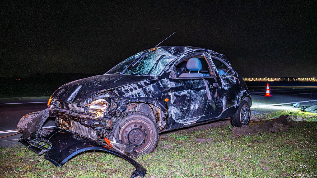 Auto beschadigd na ongeluk op A7 bij Tjalleberd