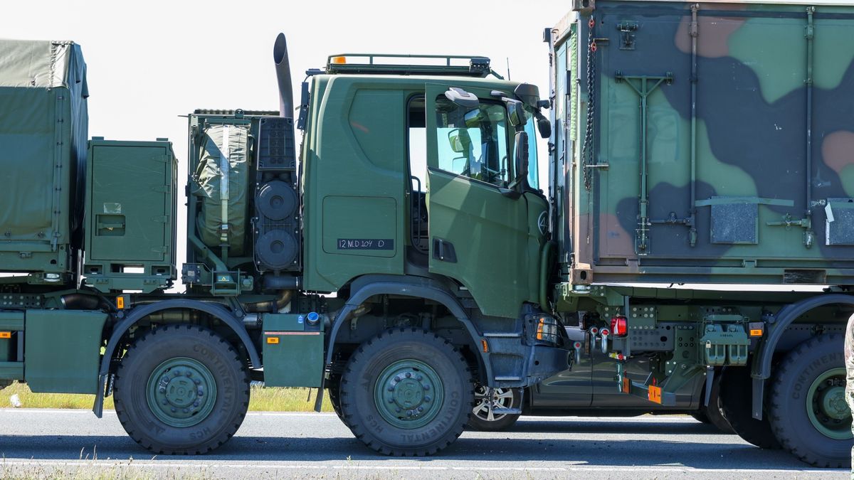 Brand in garage Surhuisterveen onder controle | Motorrijder gaat 200 kilometer per uur, persoon aang