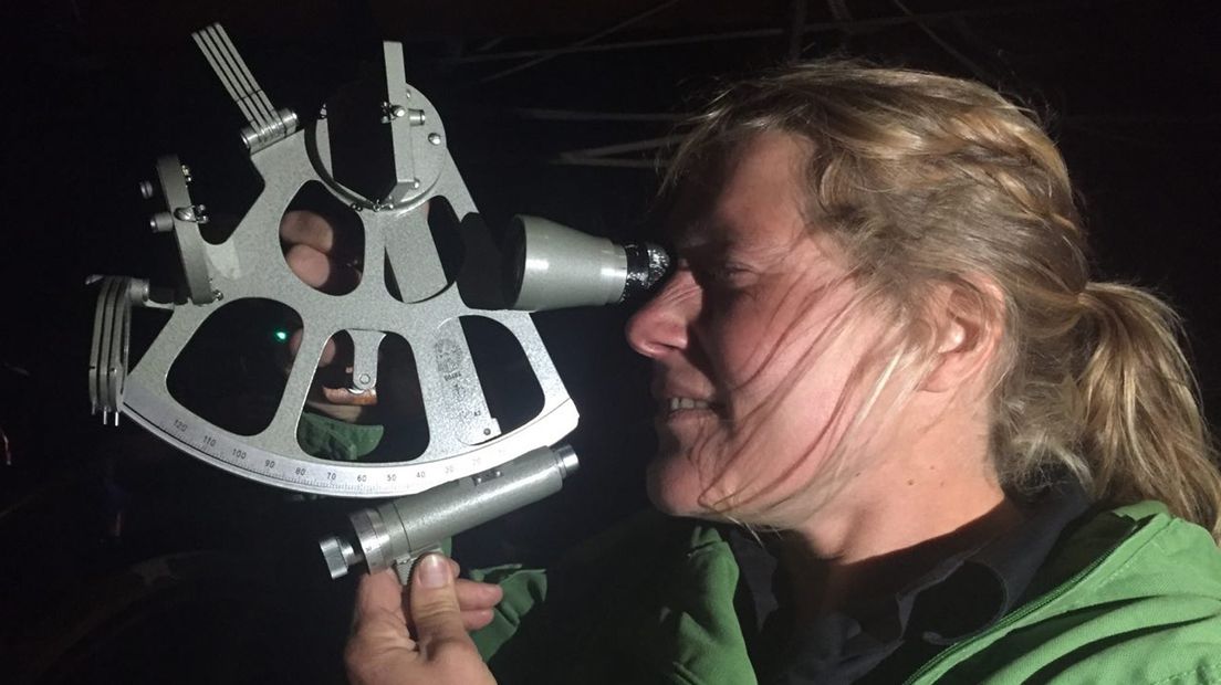 Schipper Ruth Giesen schiet een sterretje met een sextant