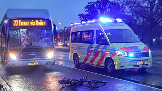 Fietser aangereden door busje bij Uffelte. Slachtoffer met spoed naar ziekenhuis.