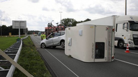 File op A50: caravan gekanteld, gezin ongedeerd. File op A50: caravan gekanteld, gezin ongedeerd.