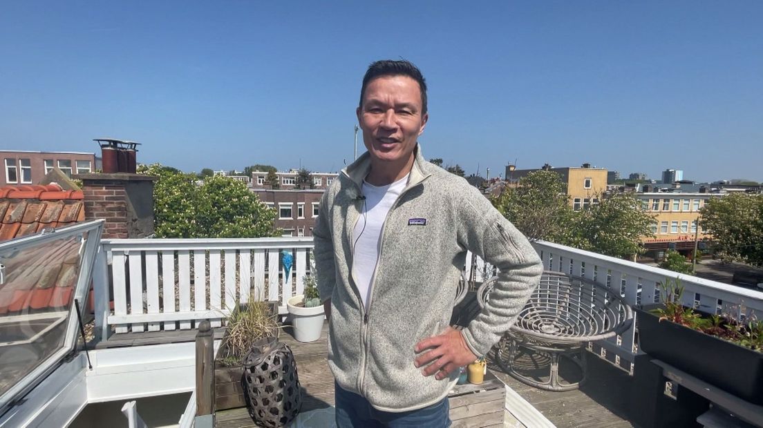 George op zijn dakterras waar hij energie opwekt met zijn zonnepanelen