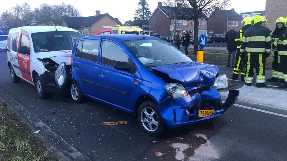Zes auto's botsen bij verkeerschaos in Roggel