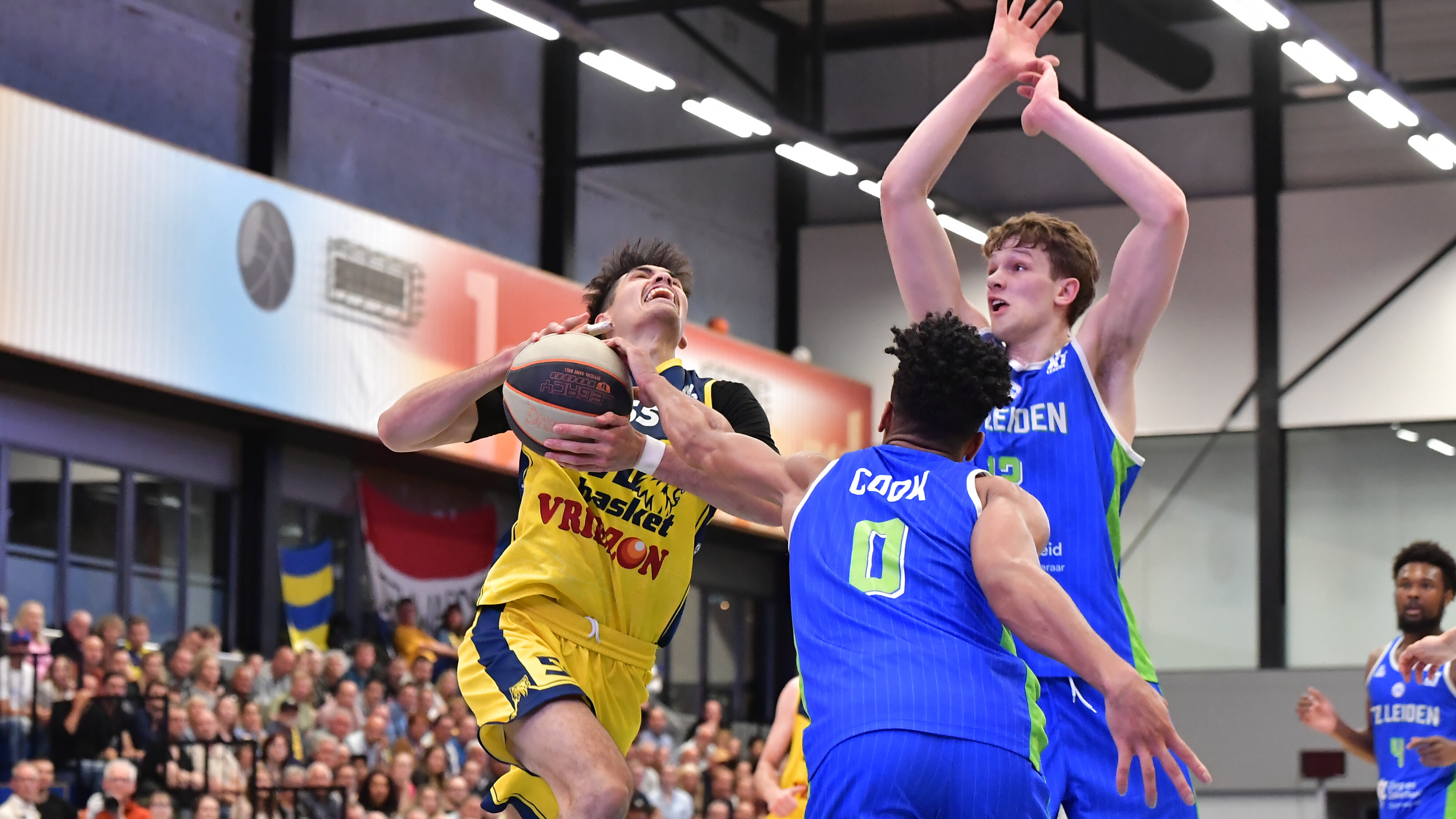 Robin Duncan (yn it giel-blau) besiket te skoaren tsjin Leiden