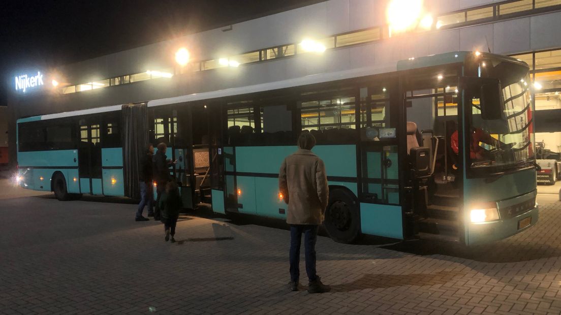 De bus waarmee de actiegroep is gaan rijden.