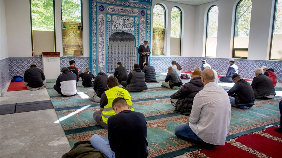 Gebed in de Miesbahoel moskee in Zwolle