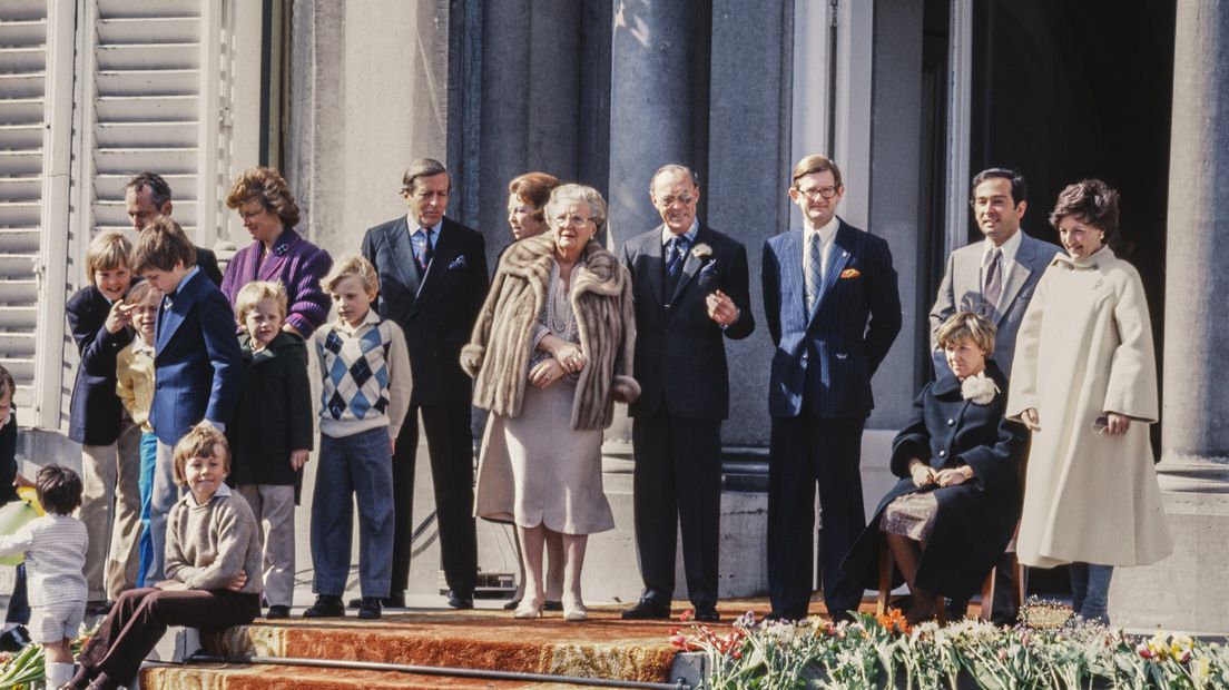 Koninklijke familie op het bordes van paleis Soestdijk in 1979
