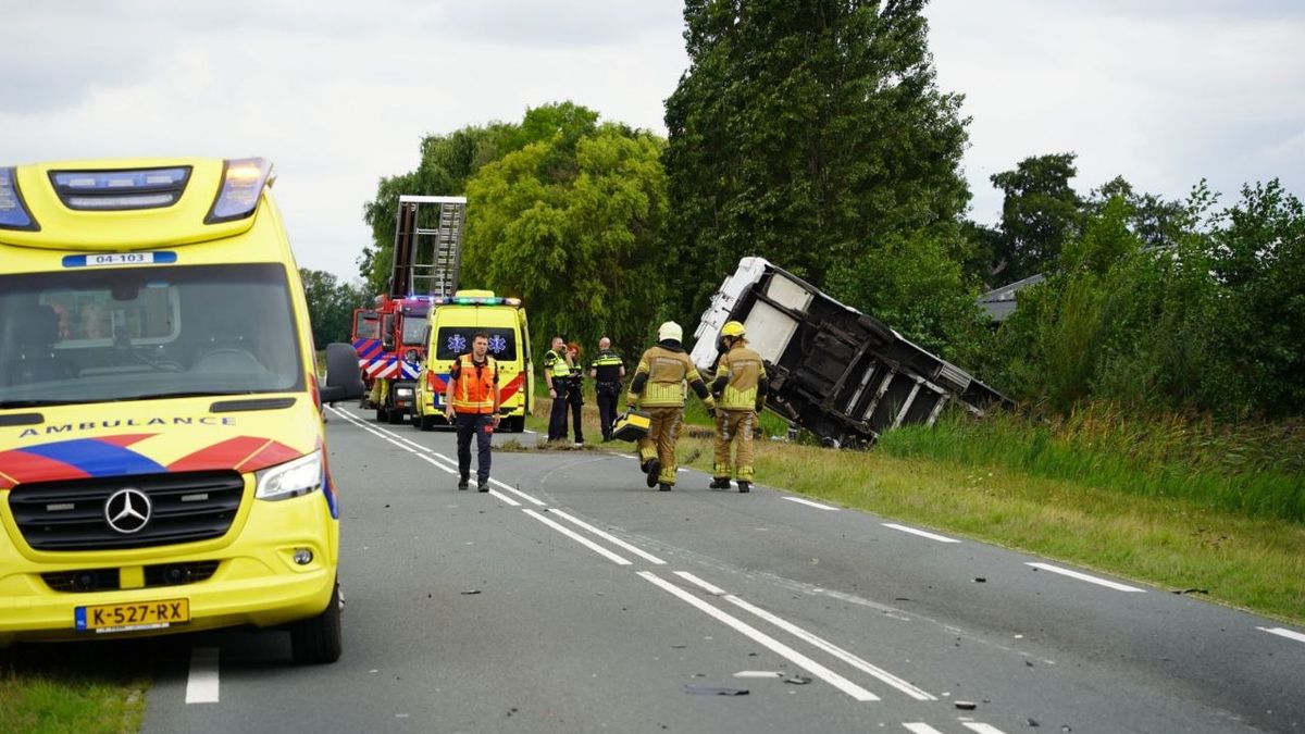 N375 dicht bij Wanneperveen na ongeval met camper, motor en twee auto's