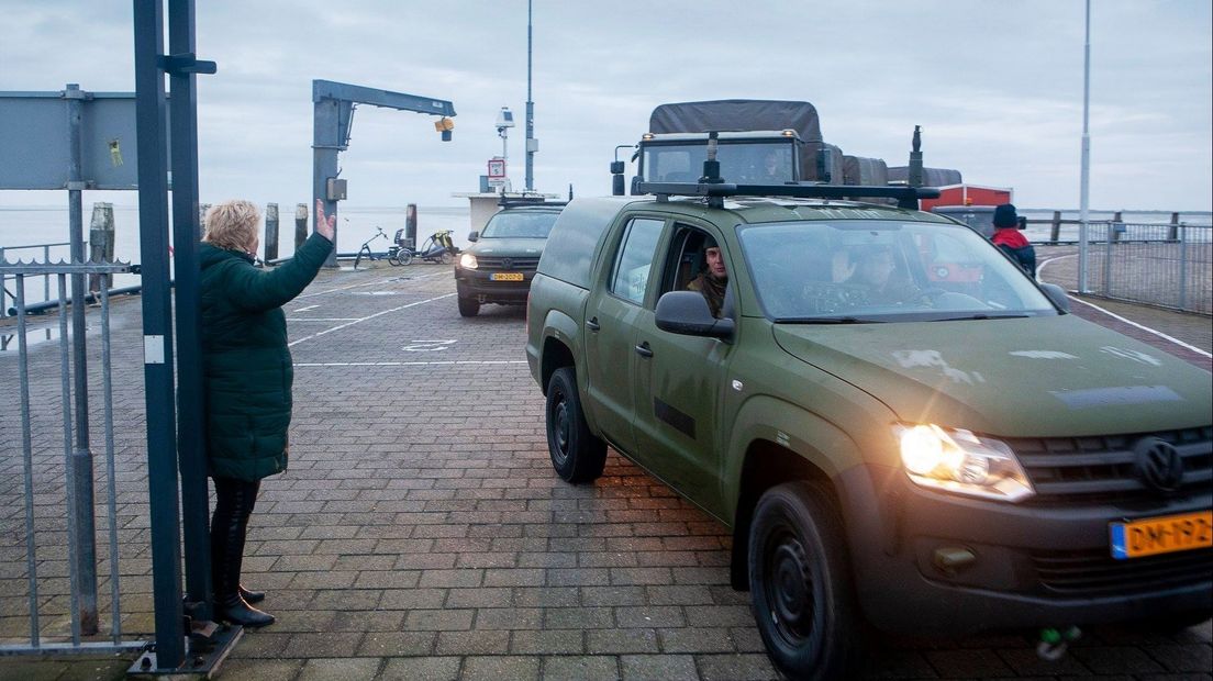 Burgemeester Ineke van Gent zwaait de militairen uit.