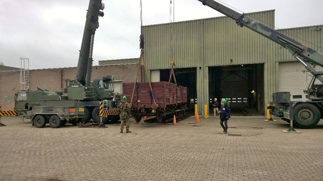 Een wagon wordt de werkplaats in getild (Rechten: Frits Emmelkamp/RTV Drenthe)