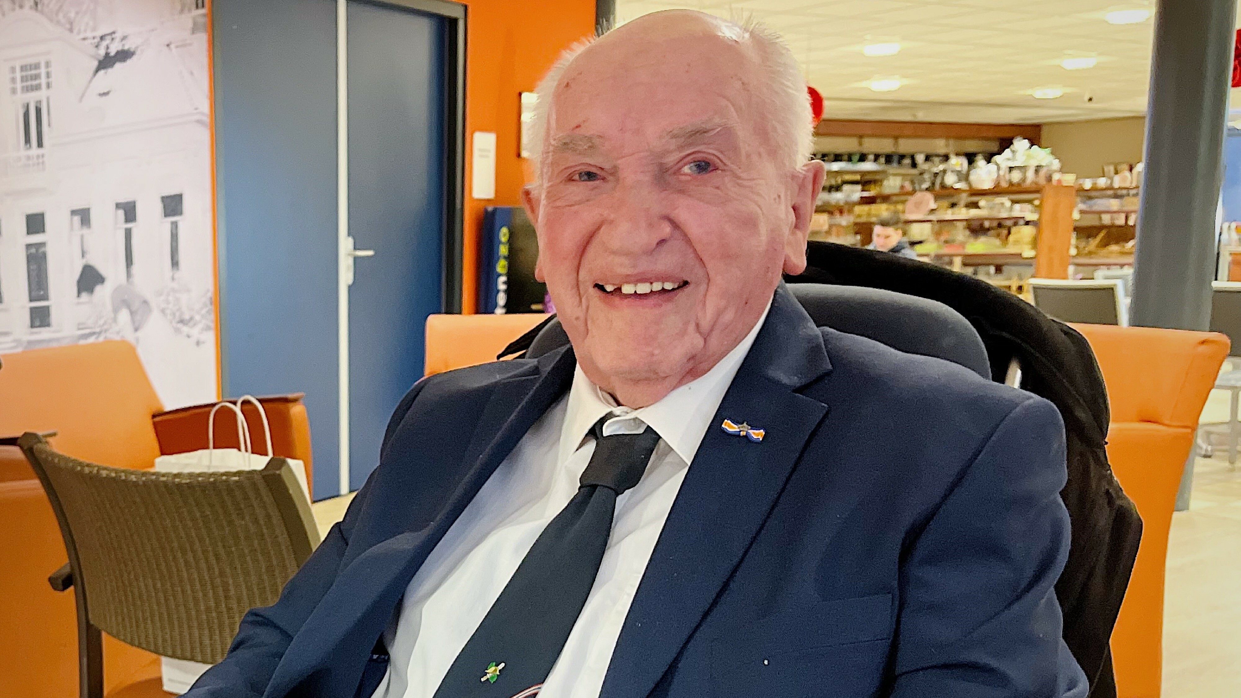 Nazi-jager Jack Kooistra (93) is noch alle dagen dwaande mei de oarloch