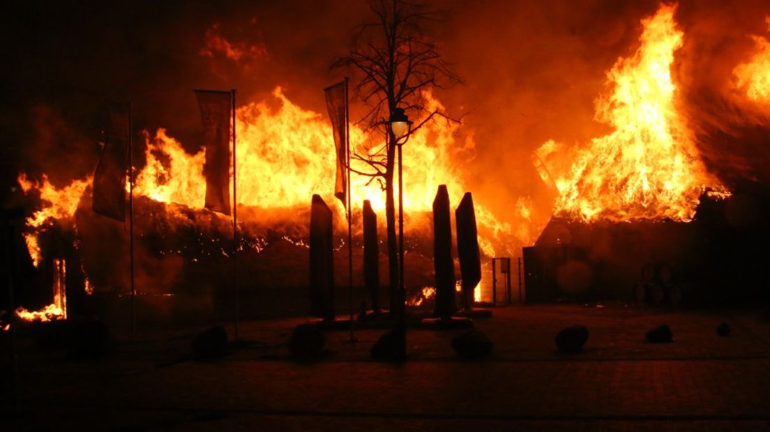 De brand woedde in drie panden (Rechten: Van Oost Media)