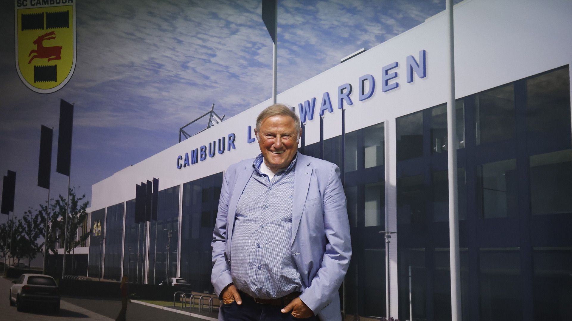 Bert van den Brink foar in foto fan it nije stadion