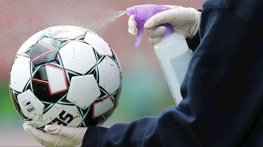 Ballenjongens moeten de bal ontsmetten