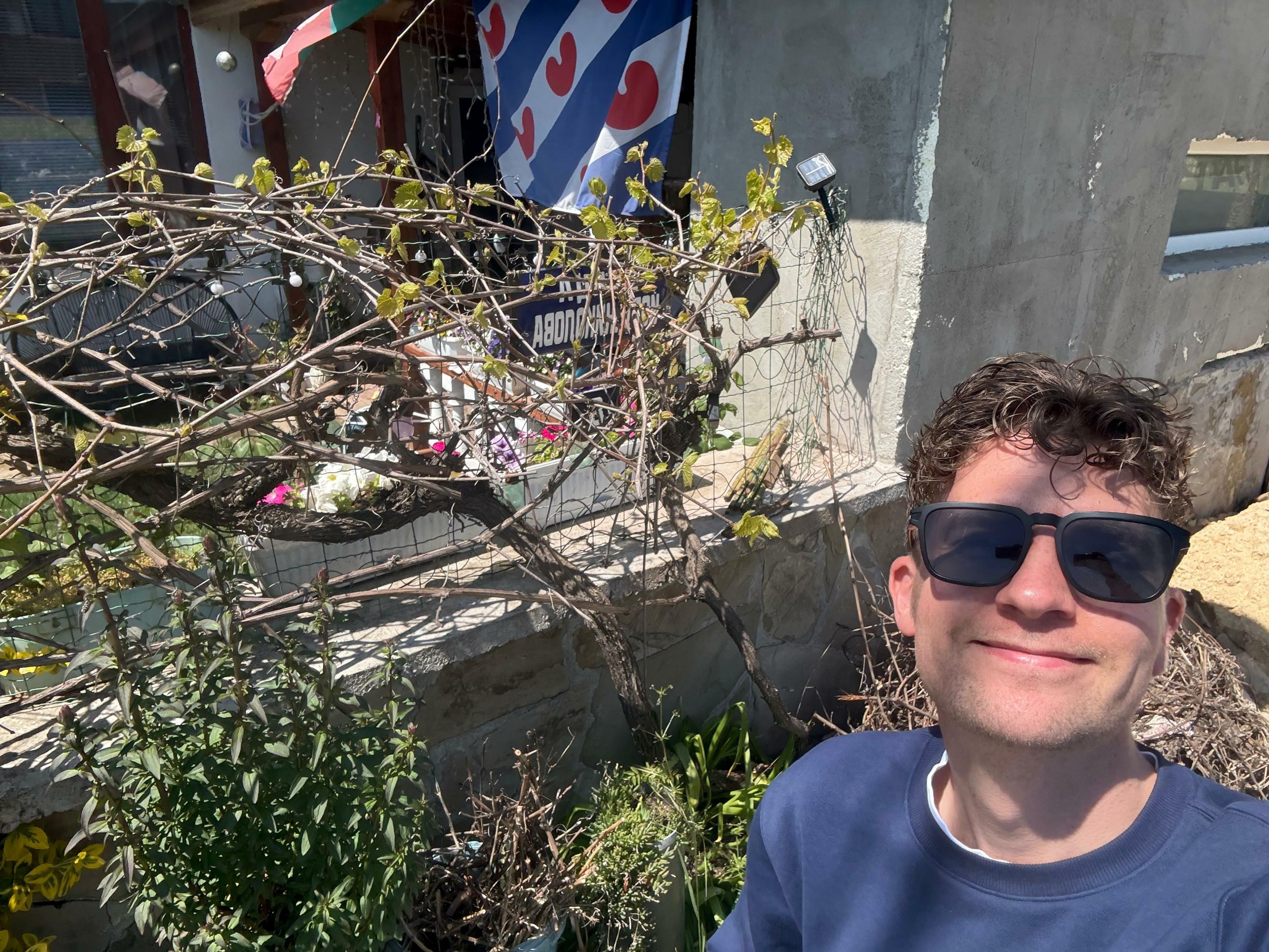 Josse Wester mei de Fryske flagge op it plattelân fan Bulgarije