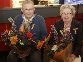 Jan (85) is ernstig ziek en krijgt vervroegd lintje uitgereikt: 'Overmand door emoties'