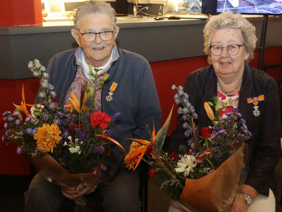 Jan (85) is ernstig ziek en krijgt vervroegd lintje uitgereikt: 'Overmand door emoties'