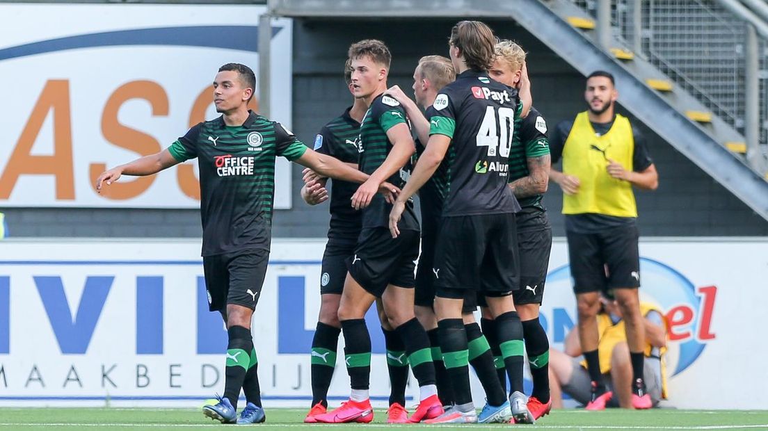 De spelers van FC Groningen vieren de 1-0.