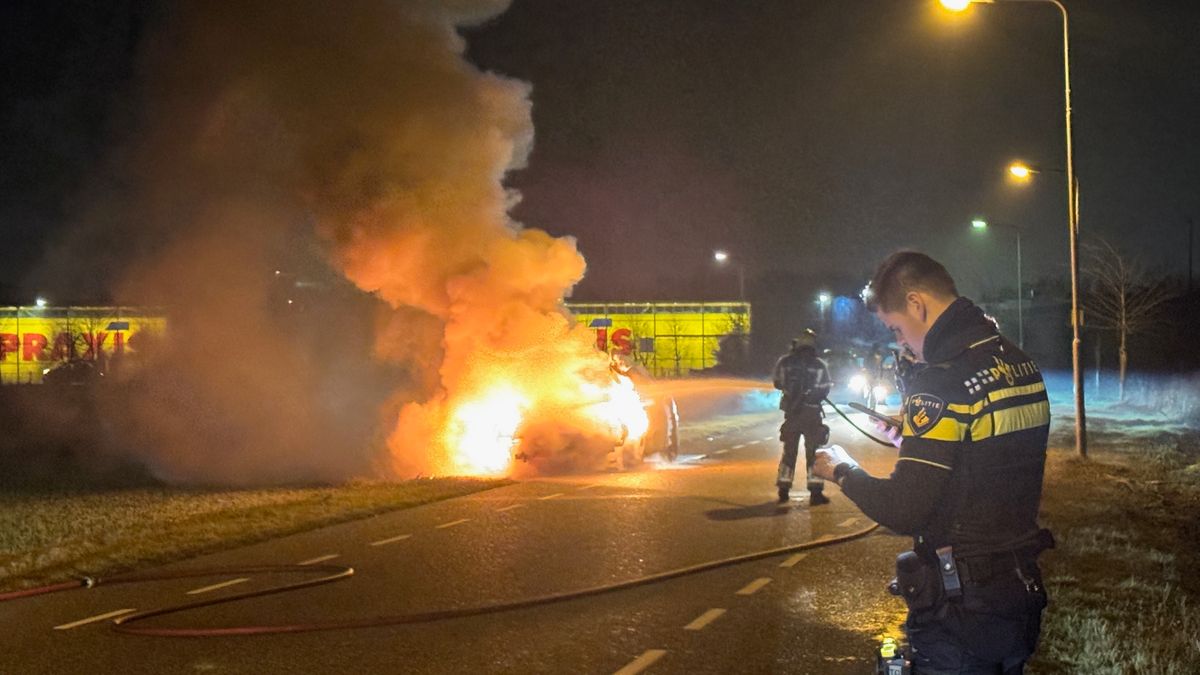 Auto vliegt al rijdend in brand in Roermond