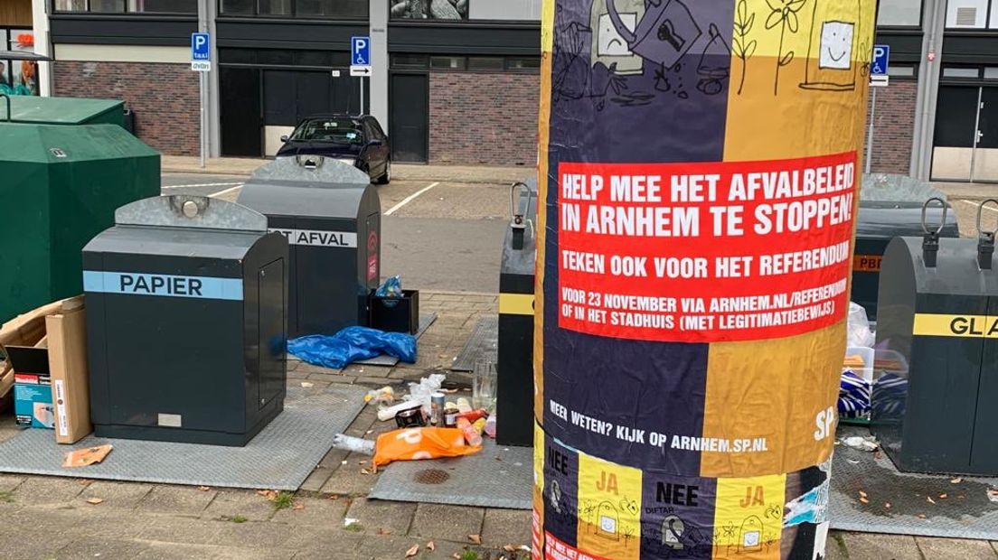 Een poster in Arnhem ter promotie van het afvalreferendum.