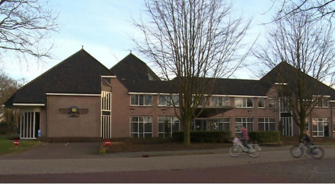 Gemeentehuis Staphorst. (Rechten: RTV Oost.)