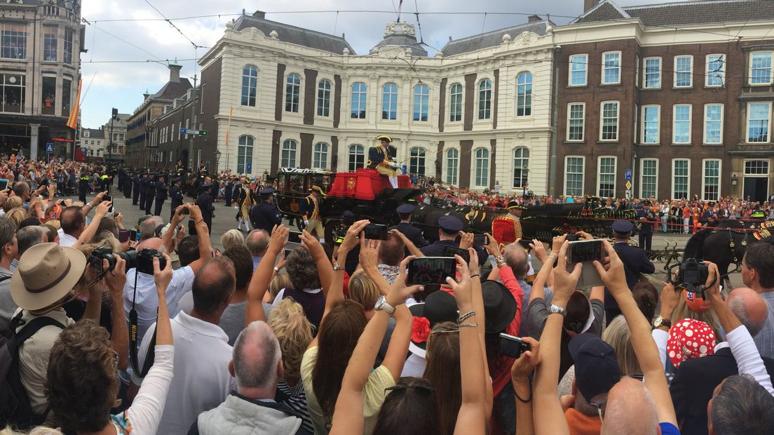 Een foto maken van de Gouden Koets, dat is waarvoor veel mensen naar Den Haag komen op Prinsjesdag (Rechten: RTV Drenthe/Andries Ophof)