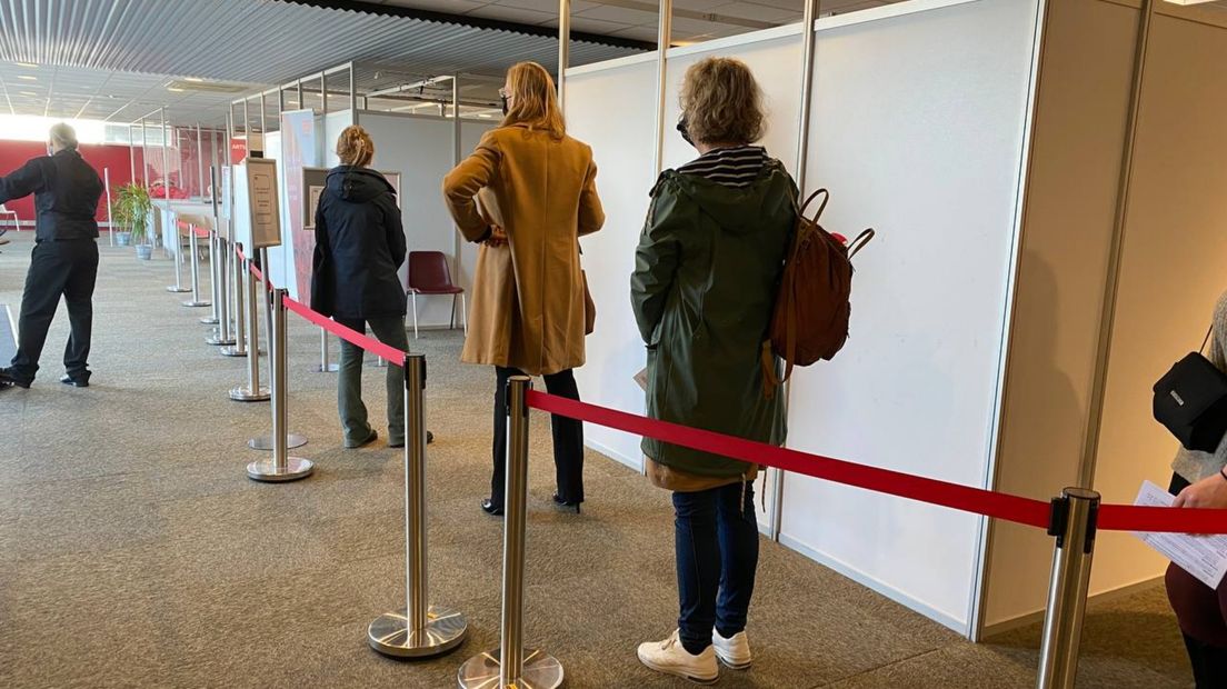 Mensen in de rij bij de vaccinatielocatie aan de Osloweg in Stad