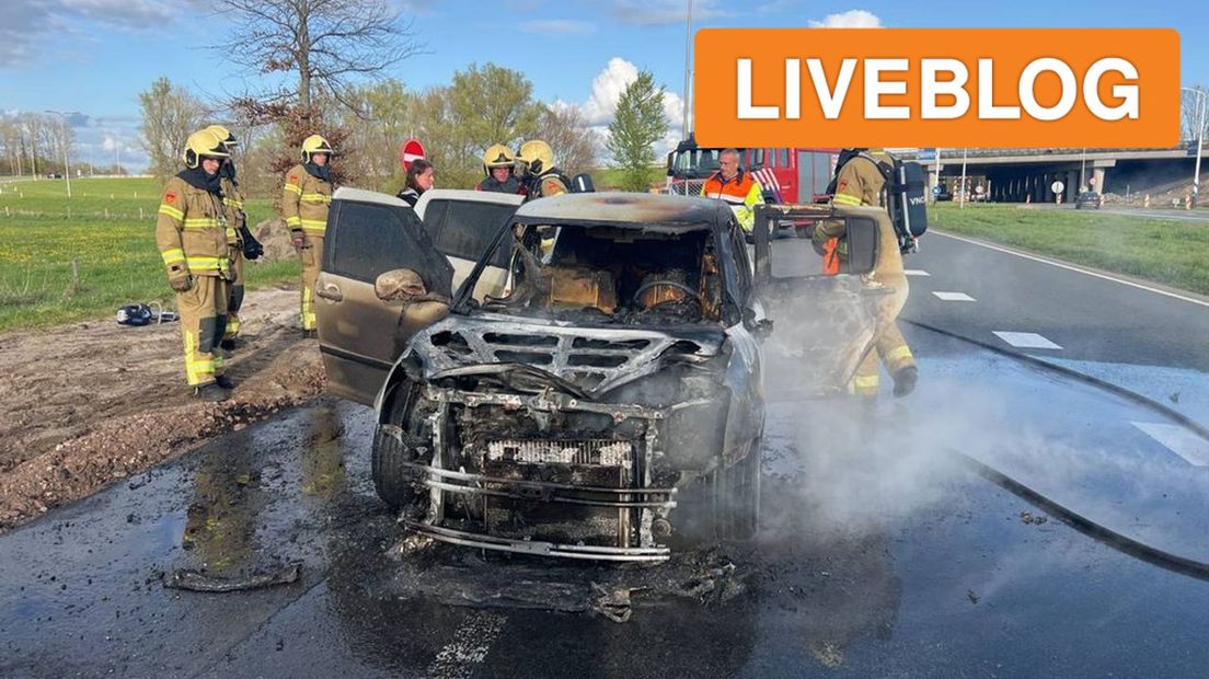 Een auto brandt volledig uit bij Apeldoorn.