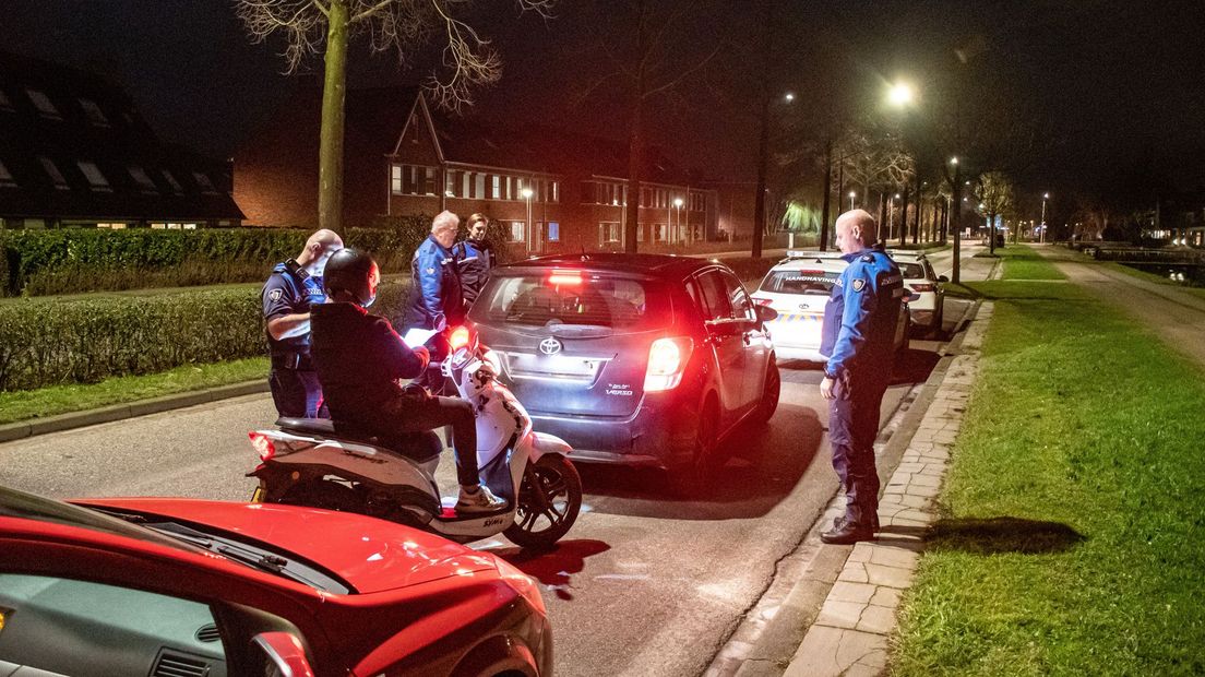 Handhavers aan het werk tijdens de noodverordening in Leerdam.