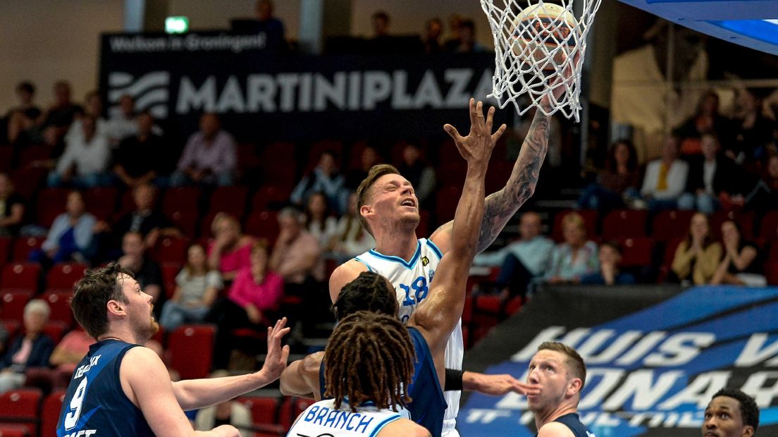 Viktor Gaddefors onder de basket tegen Hubo United