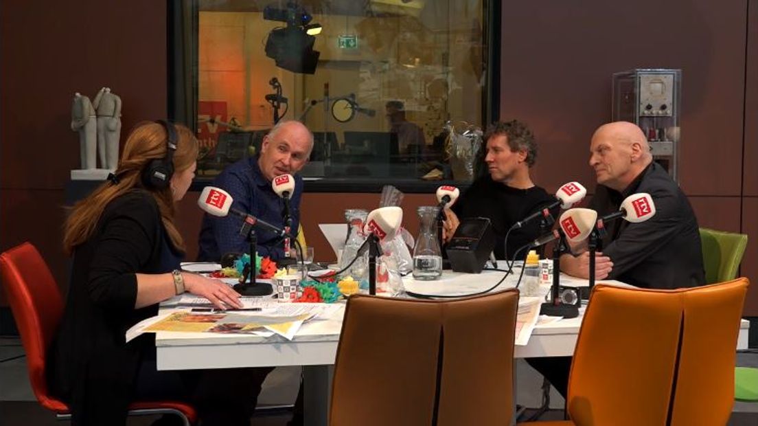 Van links naar rechts: presentatrice Margriet Benak en oud-presentatoren Sjoerd Looijenga, Rienk Kamer en Henk Kersten (Rechten: RTV Drenthe)