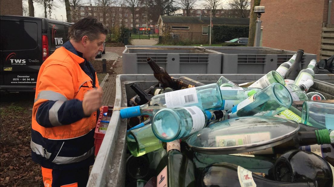 Rondom de ophaalwagen hangt continu een alcoholwalm