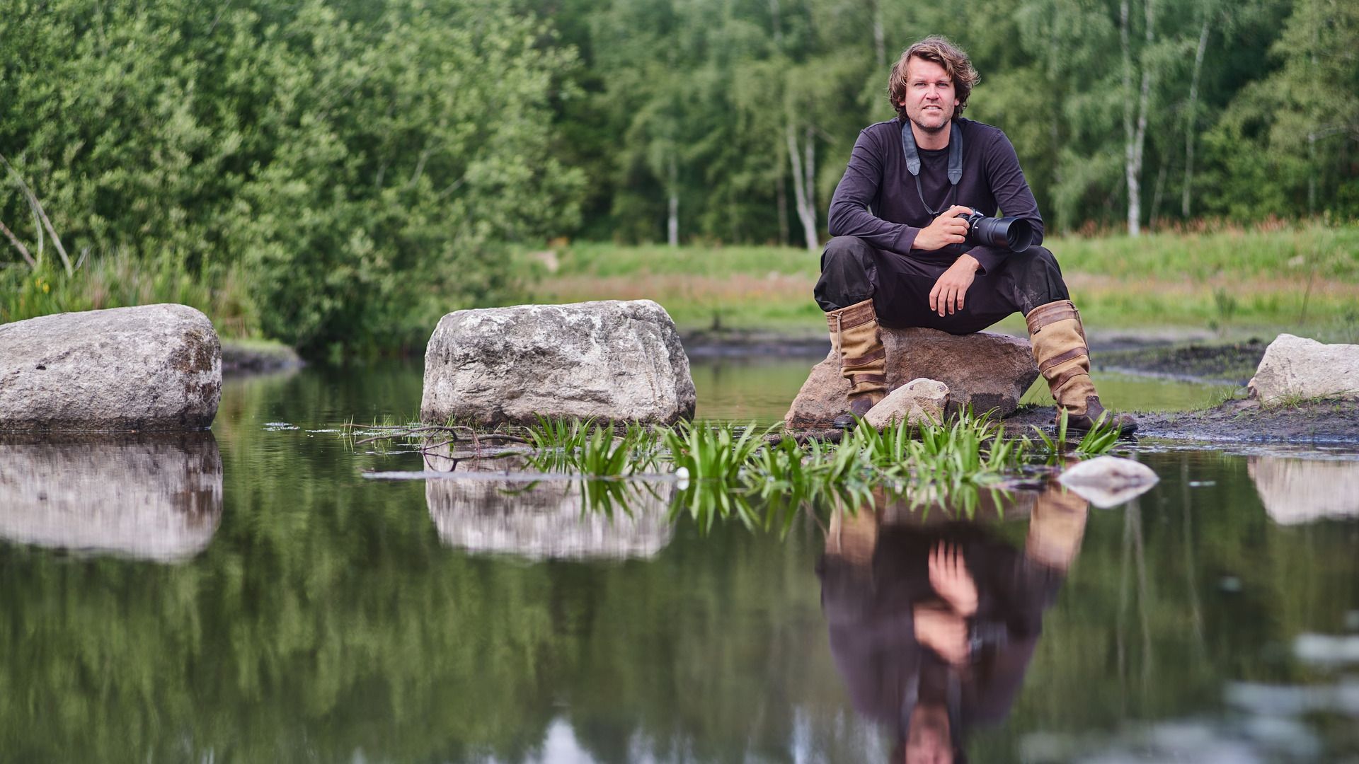 Ruurd Jelle van der Leij yn syn eigen natuergebietsje yn Aldeholtpea