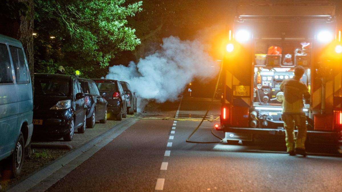 112 Nieuws: twee auto's in vlammen op in Deventer