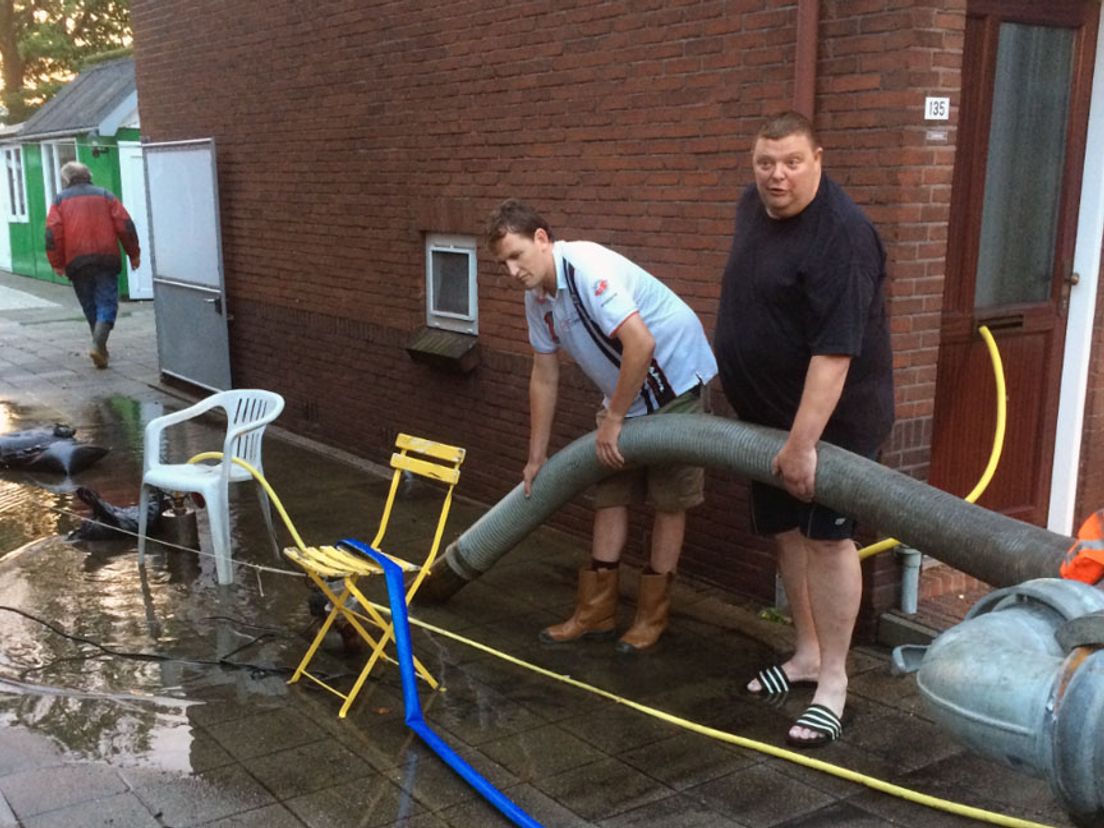 Bewoners Hardinxveld-Giessendam pompen water weg na overlast eind augustus vorig jaar