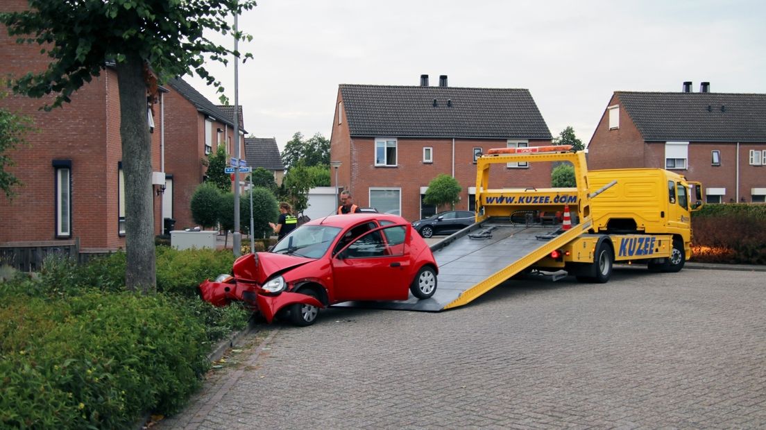 Dronken Hulsterse rijdt tegen boom in Hulst, beschadigde auto meegenomen door bergingsbedrijf