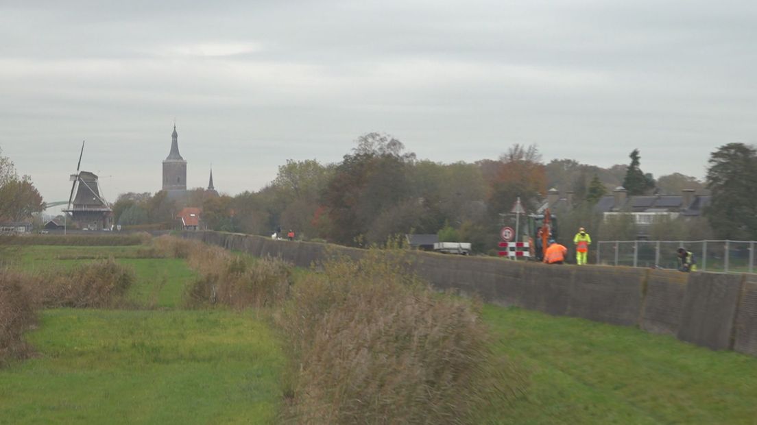 De Stenendijk loopt van het stadje Hasselt richting gemaal Streukel en beschermt de ommelanden tot voorbij Nieuwleusen tegen hoogwater