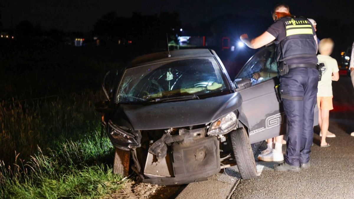 Brommobiel botst op geparkeerde auto, meisje lichtgewond