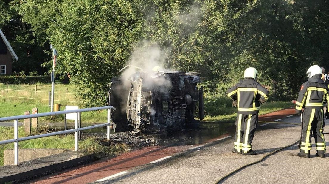 Brandende auto in Lattrop-Breklenkamp