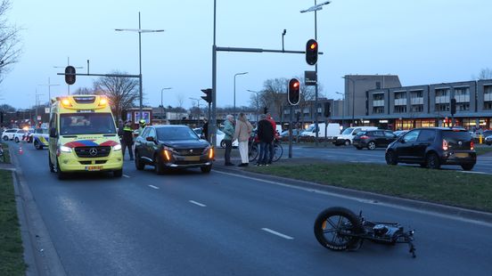 Fietser gewond na aanrijding in Deventer. Fietser gewond na aanrijding in Deventer.