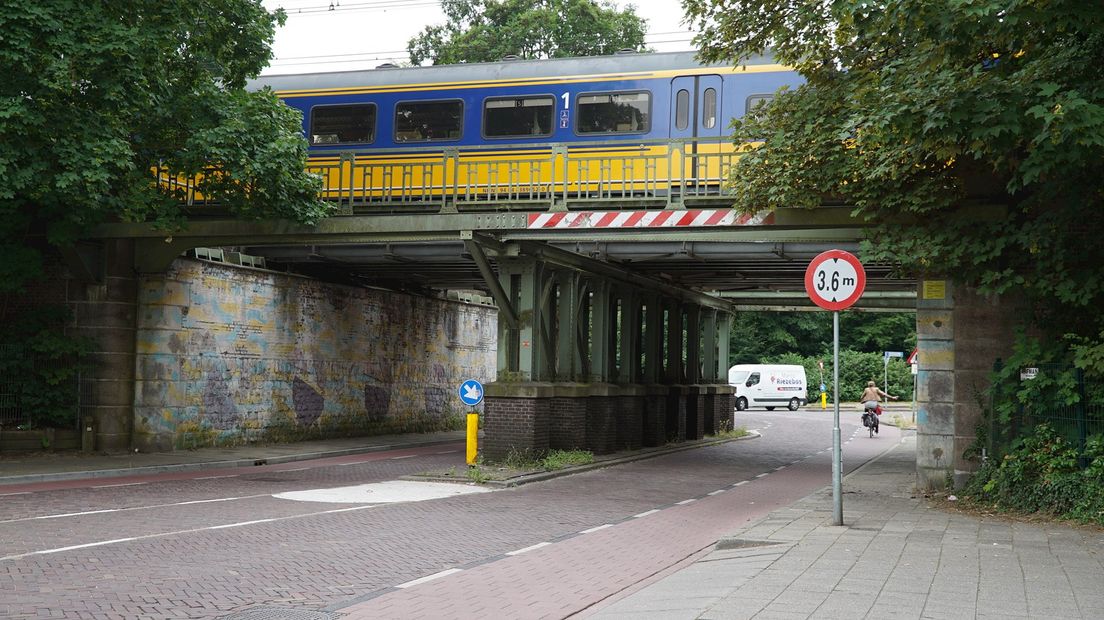De vrachtwagen reed in Deventer tegen het viaduct