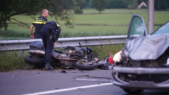 Aangereden motorrijder , die vermoedelijk wilde helpen, overleden. Aangereden motorrijder , die vermoedelijk wilde helpen, overleden.
