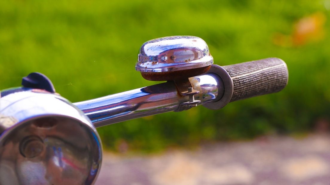 Op de spoorbrug bij Hattem heeft maandag- op dinsdagnacht een aanrijding tussen een scooter en een fietser plaatsgevonden. De veroorzaker fietste na het ongeluk weg en liet de scooterrijdster uit Hattem ernstig gewond achter. Dat meldt de politie.