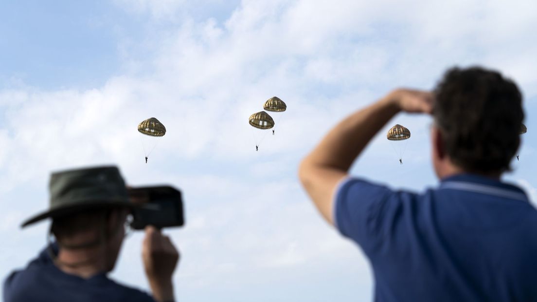 Veel bezoekers genoten zaterdag van de Airborne Luchtlandingen.