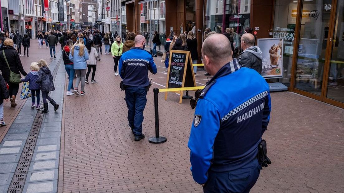 Verschillende burgemeester gaan niet handhaven als winkels zaterdag opengaan.