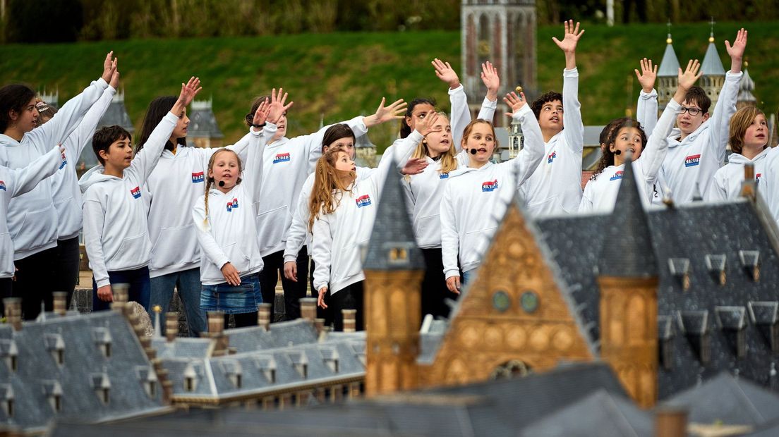 Kinderen zingen tijdens de Nationale Kinderherdenking in Madurodam