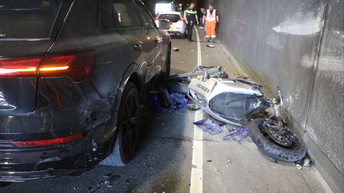 De motor kwam tussen de tunnelwand en een auto in tot stilstand