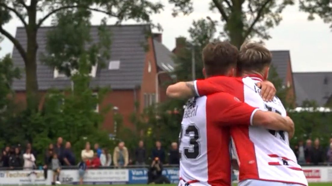 Glenn Bijl (23) en Cas Peters vieren de treffer van Peters tegen Vitesse (foto RTV Drenthe)