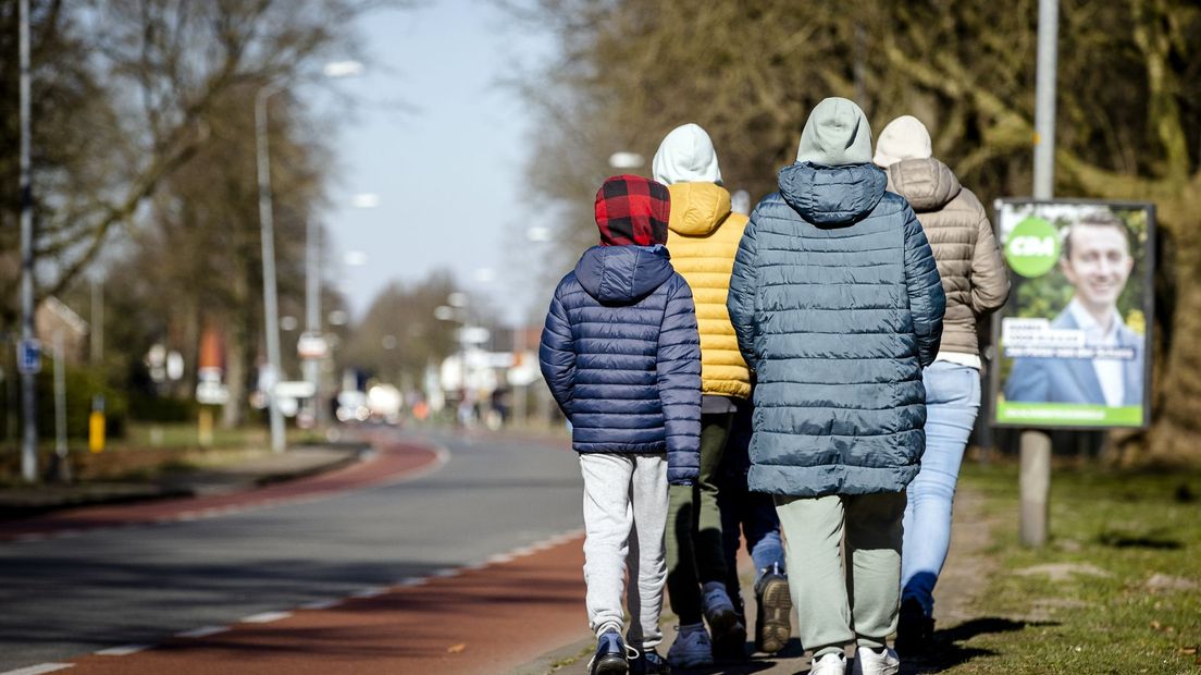 Oekraïners bij de ingang van de opvanglocatie in legerplaats Harskamp.